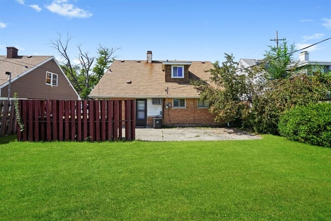 Building Photo - 17007 Oakwood Ave