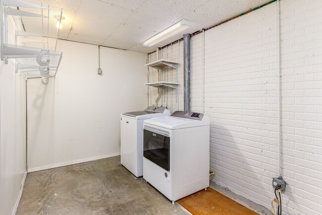 Building Photo - 2620 Camden Dr