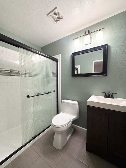 2nd bedroom ensuite bathroom - 1400 Pacific Coast Hwy