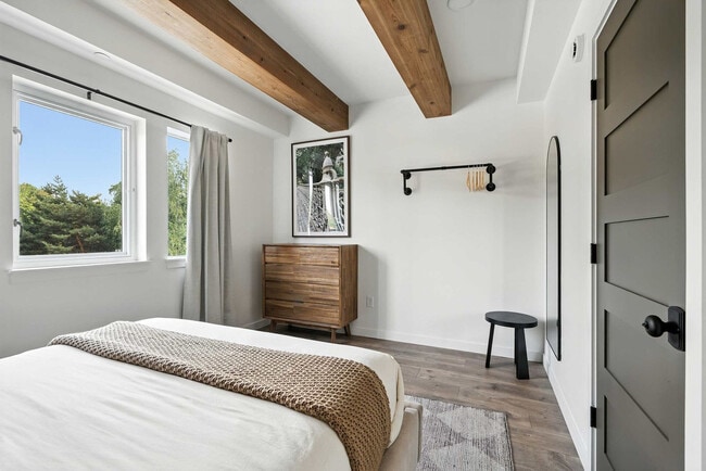 Building Photo - 925 NE 23rd Ave