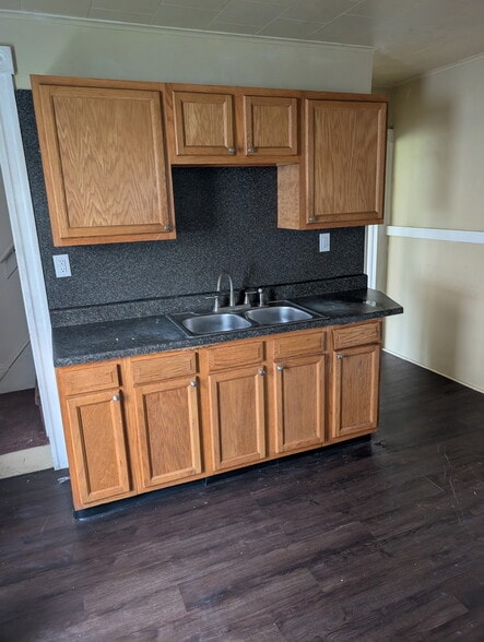 Building Photo - 197 Vanloon St