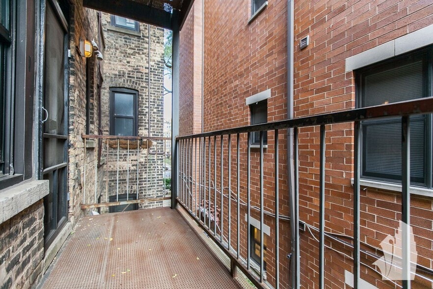 Building Photo - 917 W Dakin St