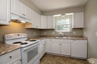 Building Photo - 2 Bedroom, 1 Bathroom Apartment with Garage Access at Parkridge Ct. - 960 Sq Ft