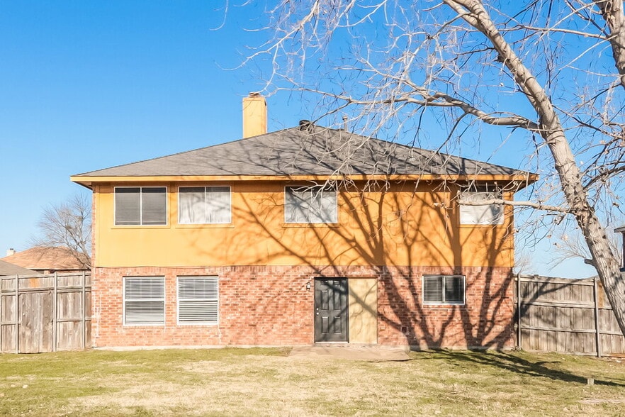 Building Photo - 5909 Iris Dr