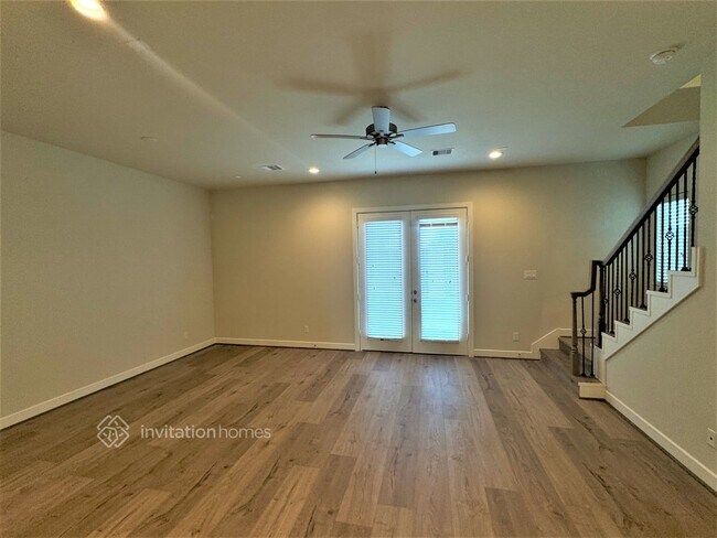 Building Photo - 12418 Executive Dr