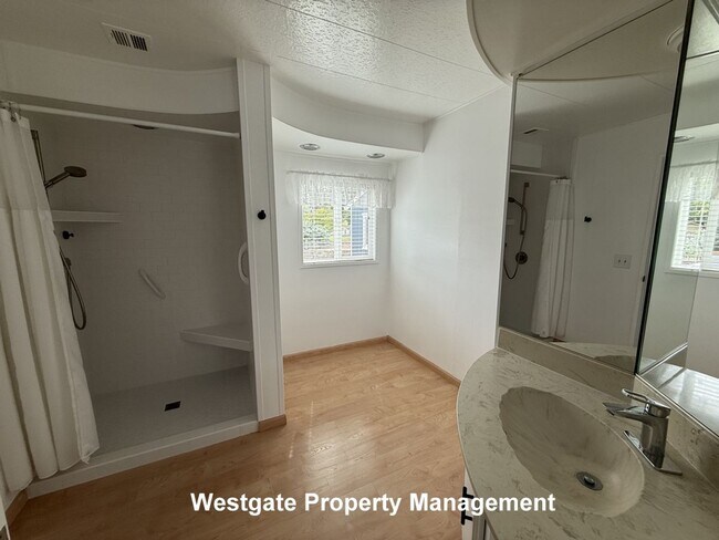 Building Photo - 985 Eastman Ln