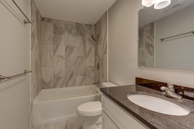 Building Photo - 5 bed 3 bath - Gorgeous Large Family Home ...