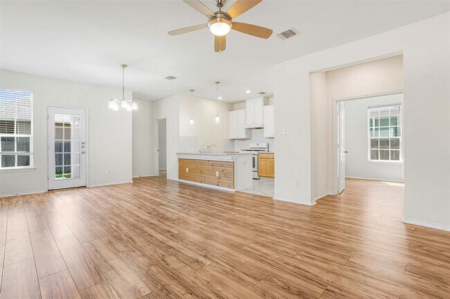 Building Photo - 128 Holstein St