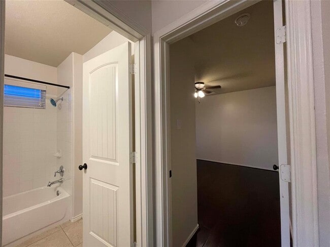 Building Photo - 807 Alamo Plaza Dr