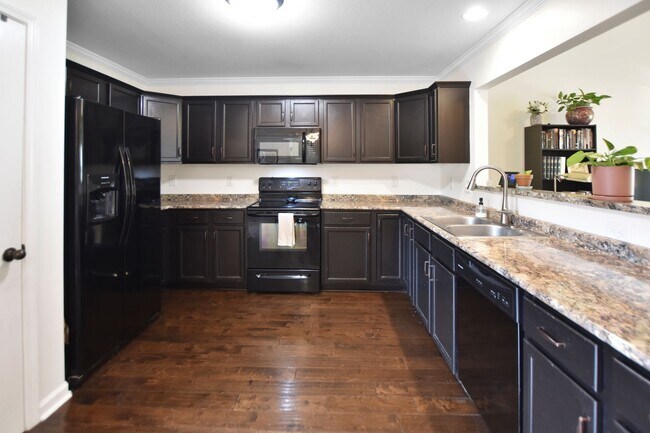 Building Photo - Pet Friendly Three Bedroom!