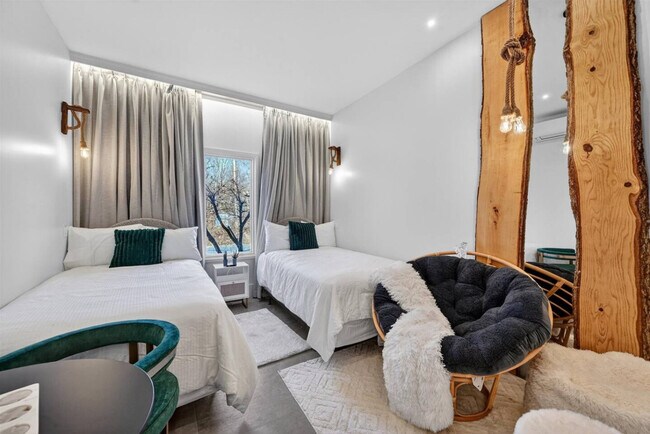 Building Photo - 443 Clove Rd