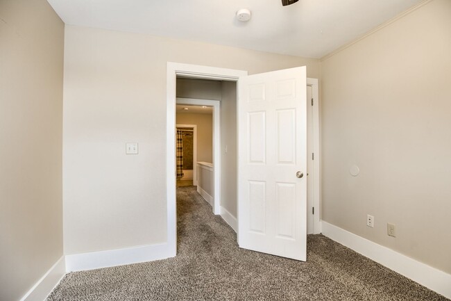 Building Photo - Beautiful 3 Bedroom Town Home!