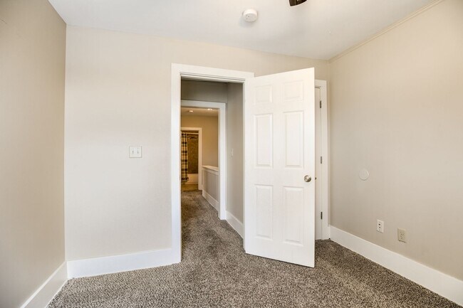 Building Photo - Beautiful Three Bedroom Town Home!