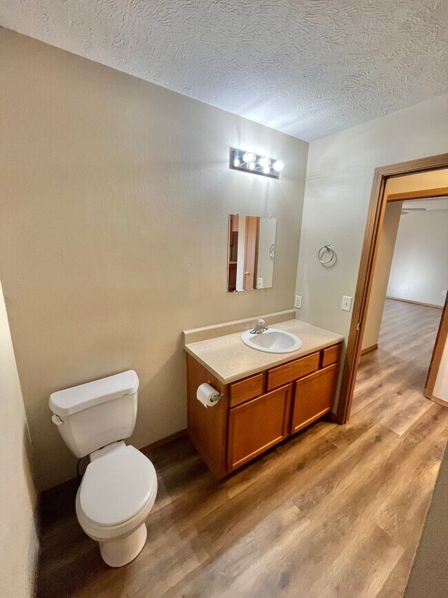 Building Photo - 2 bedroom 2 bath duplex in Clever!