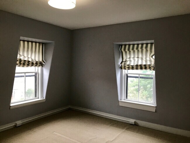 Building Photo - 674 Main St