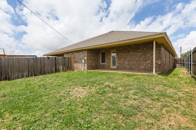 Building Photo - Beautiful Duplex in Shallowater