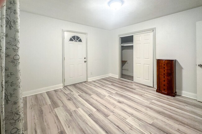 Building Photo - Spacious, Pet Friendly, 2 Bed Home with La...