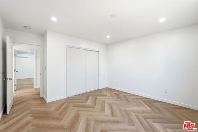 Building Photo - 11445 Delano St