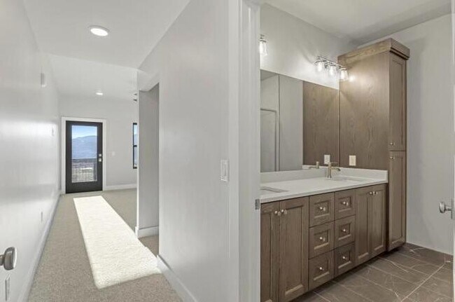 Building Photo - 1124 W Vos Cir