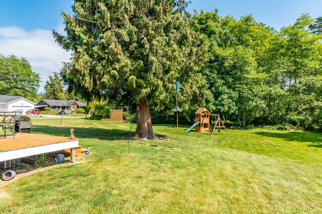 Building Photo - 3 Bed 2 Bath beautiful home on a corner lot in Admirals Cove