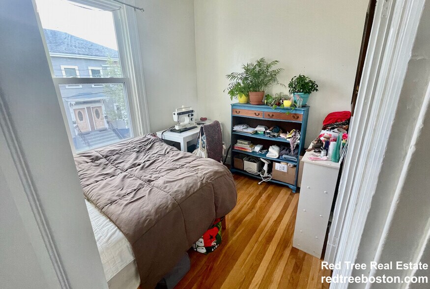 Building Photo - 10 Houghton St