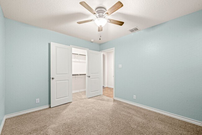 Building Photo - RED BIRD RANCH 3 BED 2 BATH  SINGLE STORY ...