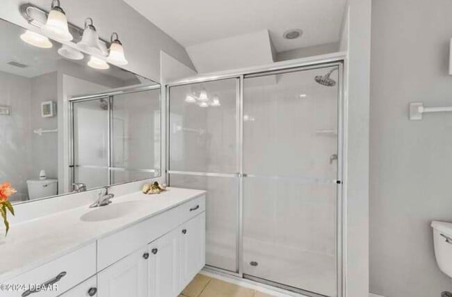 Building Photo - 3 bed 2 bath Townhome