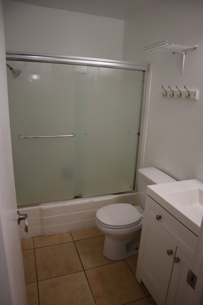 Building Photo - 3549 Castle Glen Dr