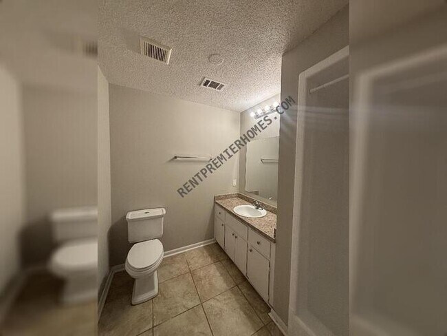 Building Photo - 2221 Dorchester Dr