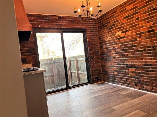Building Photo - Updated 2 bedroom Townhome - University City