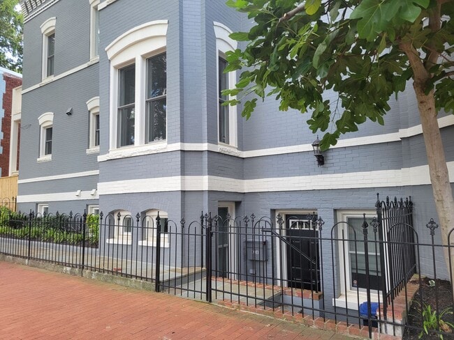 Building Photo - 623 6th St NE