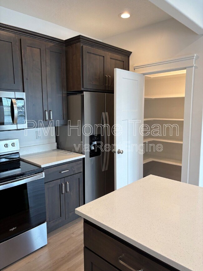 Building Photo - 618 W Cozy Ln