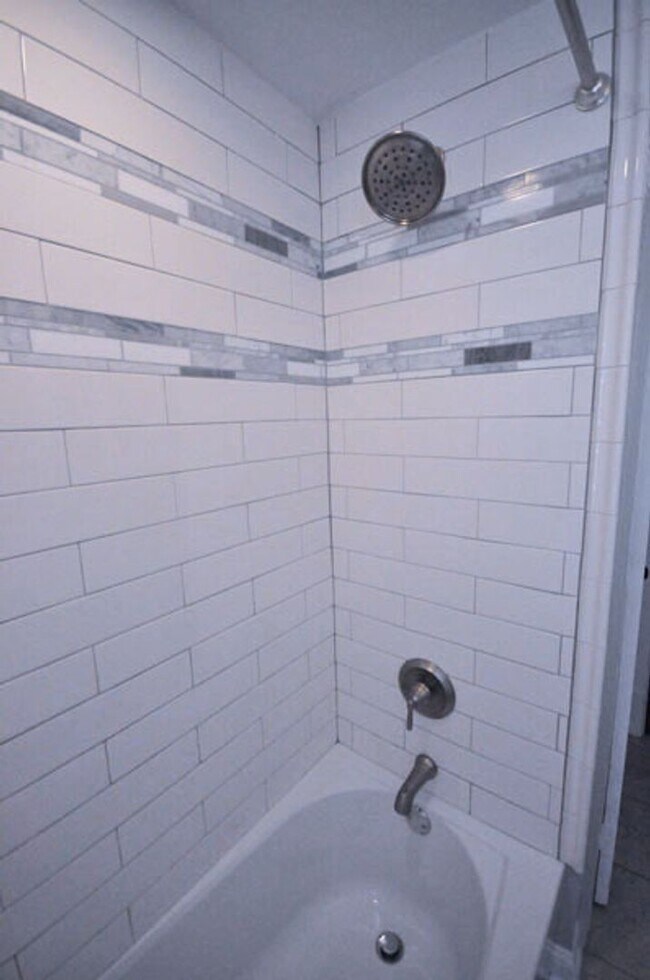 Building Photo - 131 W 8th Ave