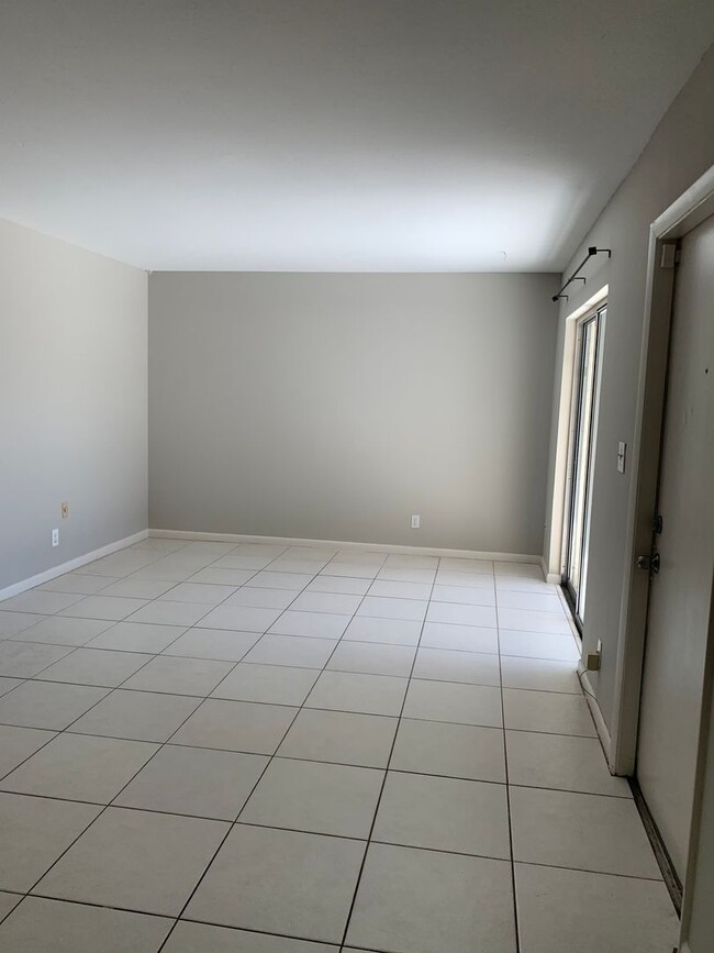 Building Photo - 2 Bedroom 1.5 Bath 2 Story Townhouse