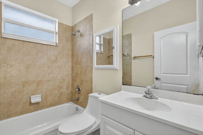 Building Photo - Large and Clean home on a corner lot. 3 Be...