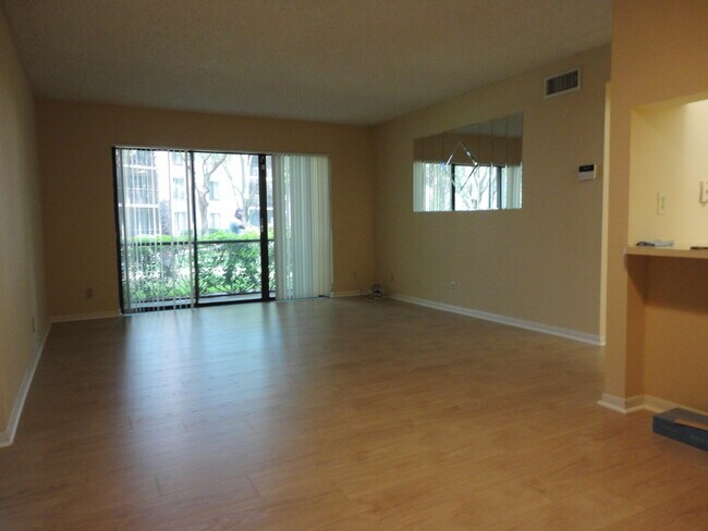 Building Photo - 208 Foxtail Dr