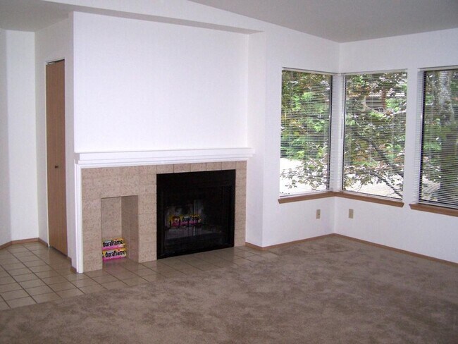 Building Photo - 2 Bed / 2 Bath Downtown Bellevue condo $3,395/month
