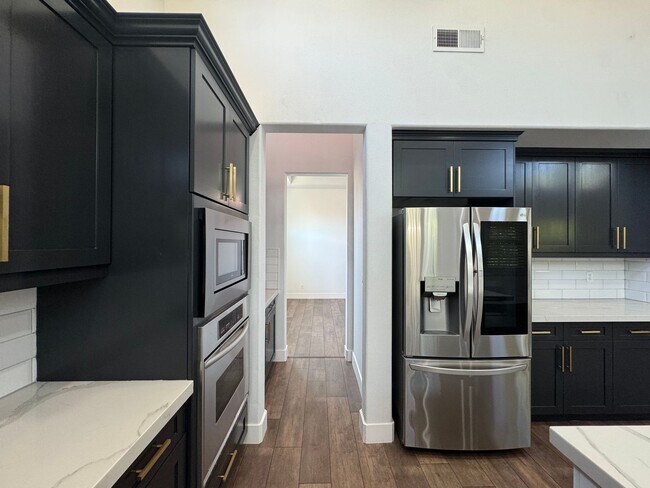 Building Photo - Welcome to the Quail Lake Gated Community!!!