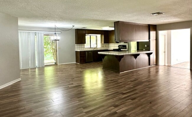 Building Photo - INCREDIBLE LOCATION!!! Quaint and Quiet and Roomy!