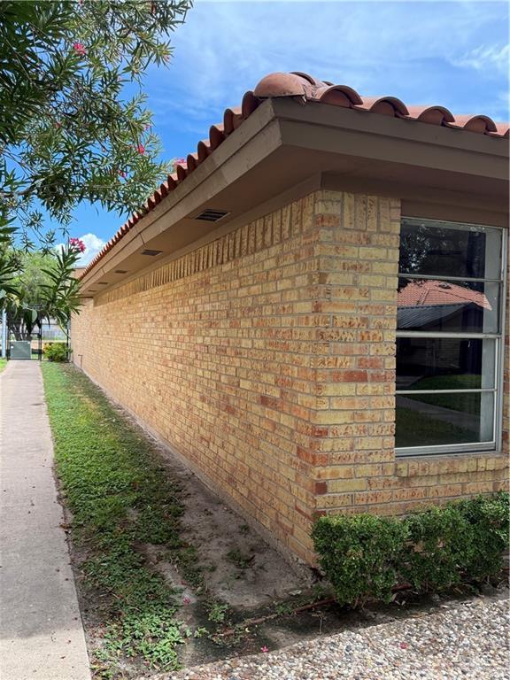 Building Photo - 900 E Dallas Ave