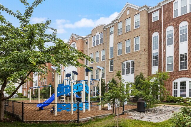 Building Photo - 20657 Sibbald Sq