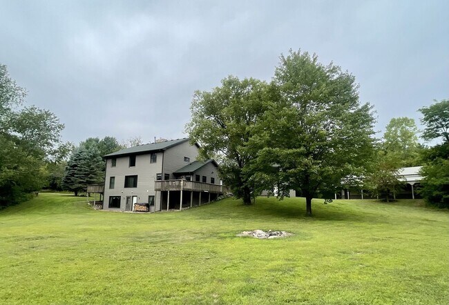 Building Photo - Spacious country Home on 13 acres
