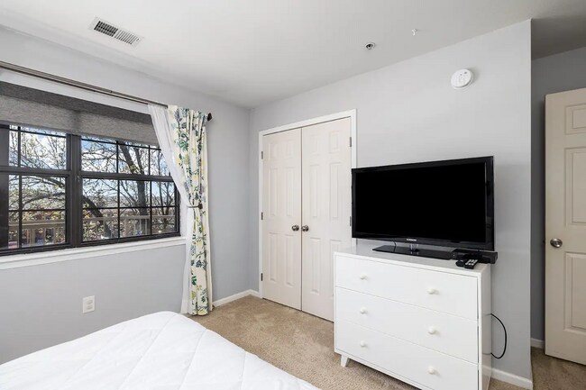 Building Photo - 350 S Wildwood Dr