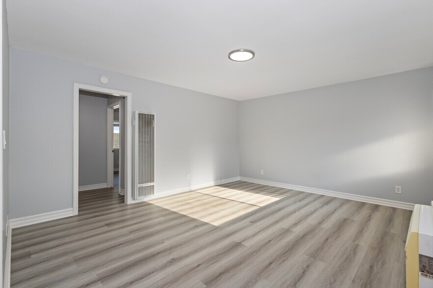 Building Photo - 4700 Clair del Ave