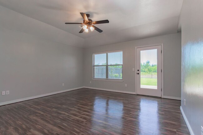 Building Photo - Lakeside Retreat - Newly Remodeled 3-Bedro...
