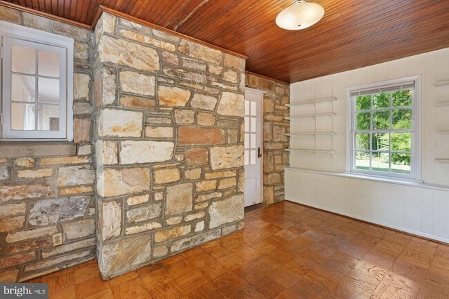 Building Photo - 1239 S Oakcrest Rd