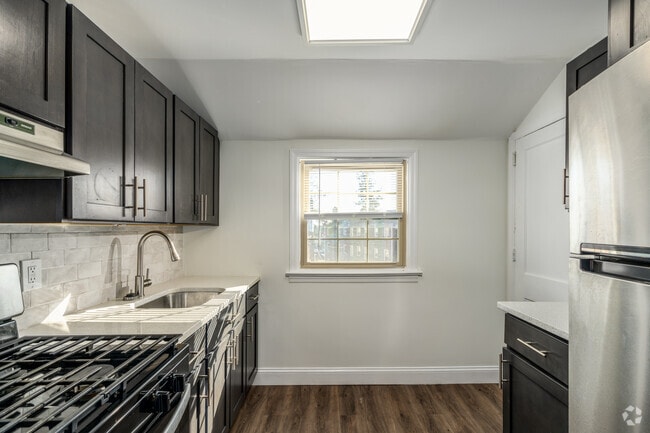 1BR, 1BA - 460SF - Kitchen - Parklynn Apartments