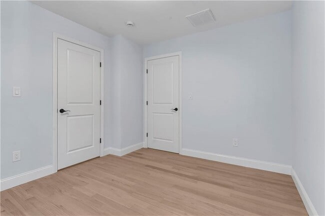 Building Photo - 10 Anthony Ave