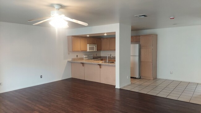 Building Photo - Beautiful townhome in gated community!