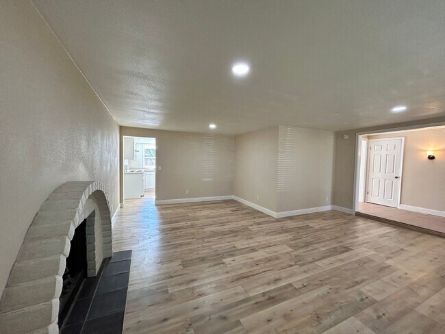 Building Photo - Newly Renovated 3 Bedroom, 2 Bath Home in ...